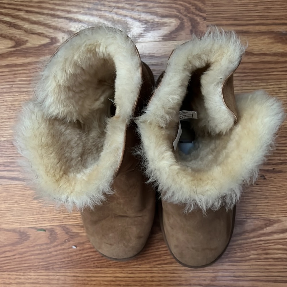 Hardly Worn Bailey Button Uggs! - image 5